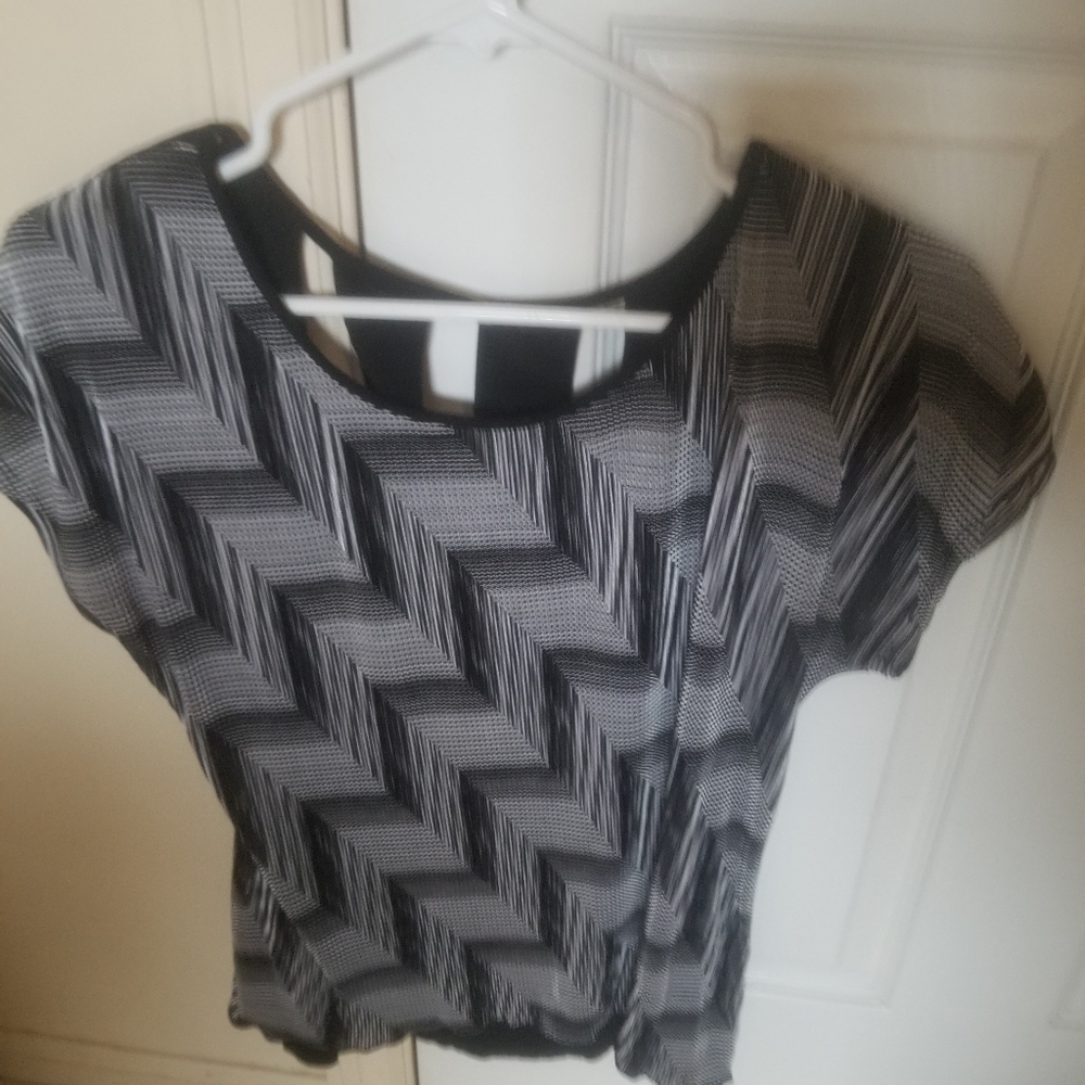 Dress Barn Black White Chevron Print Short Sleeve Open Back Blouse Size Petite M